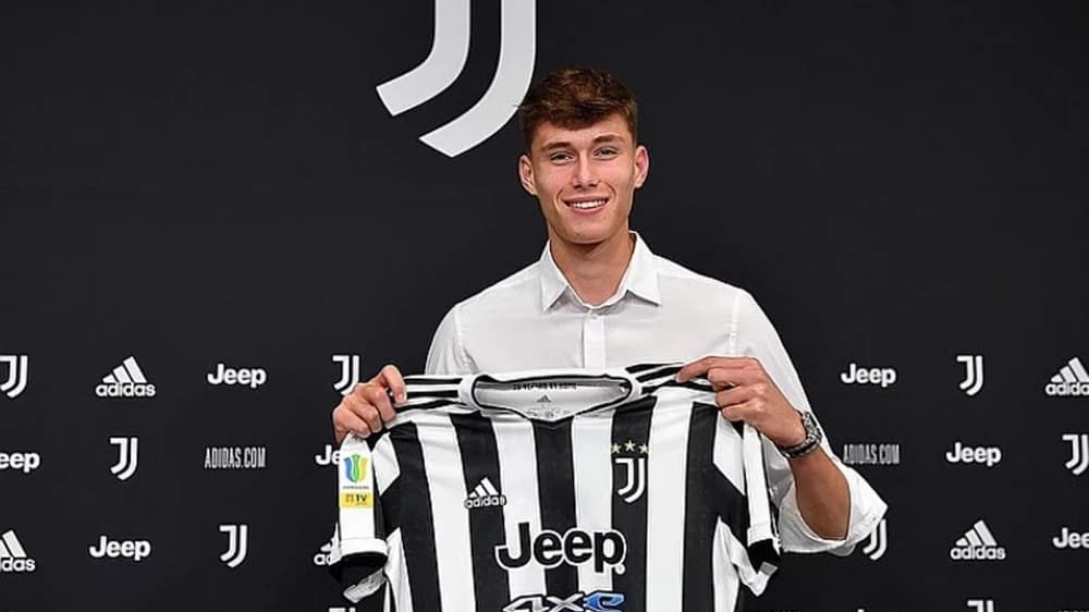 Nicoló Savona: Un promettente difensore del calcio italiano